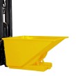 Vista general de la tolva autobasculante amarilla 1100L con una carretilla elevadora