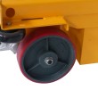 Zoom sobre las ruedas traseras de la mesa elevadora eléctrica móvil doble tijera 500 kg