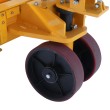 Zoom sobre las ruedas delanteras de la mesa elevadora eléctrica móvil doble tijera 500 kg