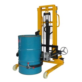 Vista trasera en 3/4 del apilador volteador bidones 2100mm brazos 860mm - con un barril